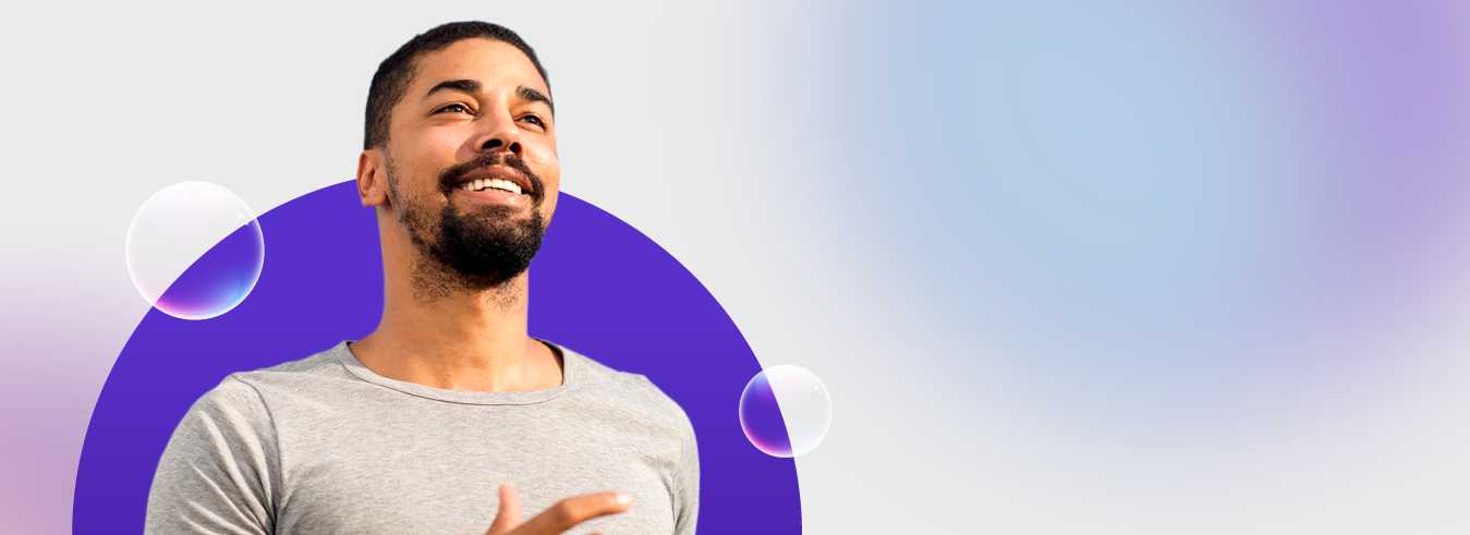 hombre sonriente mirando hacia el frente